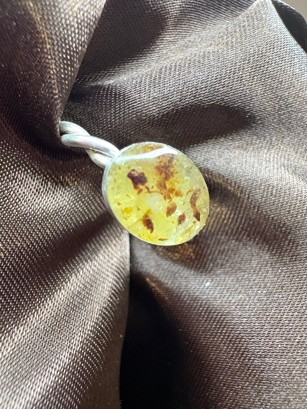 S925 twisted band umbilical cord ring, set with crushed natural birthstone.